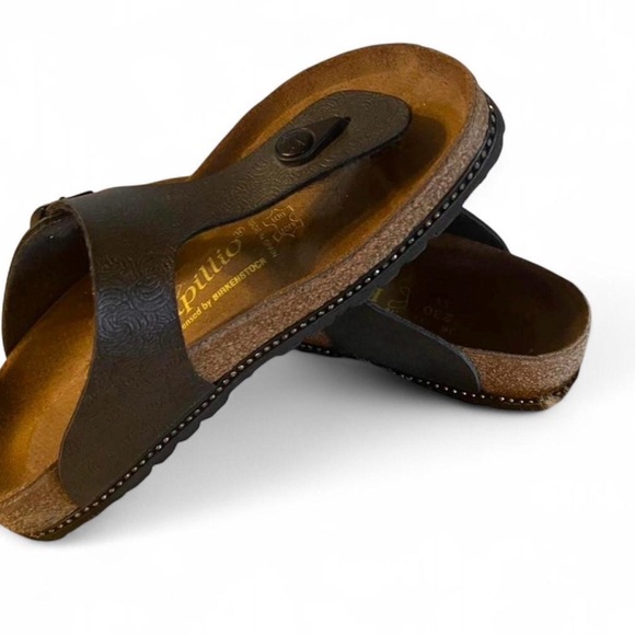 Birkenstock Gizeh
Black and Brown Sandals - Picture 2 of 7